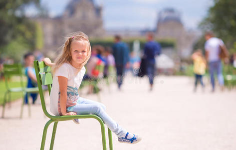 可爱的小女孩户外在杜伊莱里花园，巴黎，法国