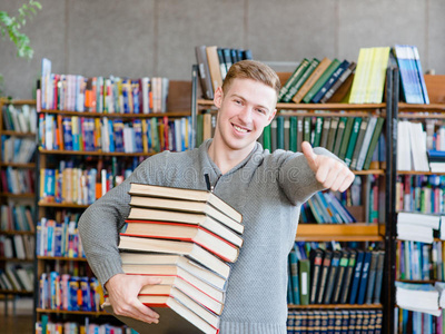 学习 校园 高的 中学 图书馆 手势 照相机 在室内 男人