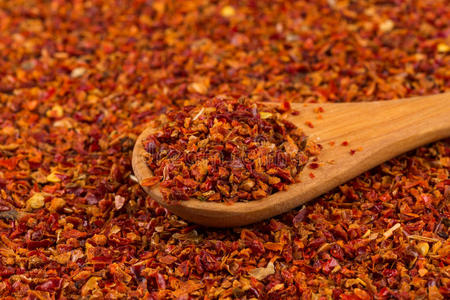 碎红辣椒干辣椒碎的红辣椒碎红辣椒,黑石头背景上的金属板上.