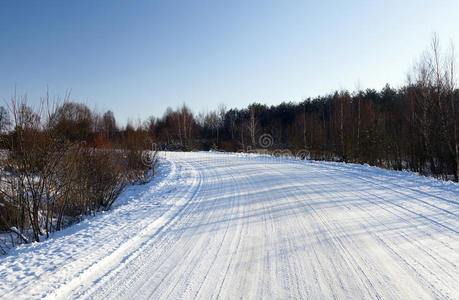 积雪路面图片