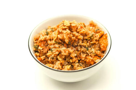 用蔬菜和鸡蛋炒中国米饭，在白底的碗里。 中国最喜欢的装饰。