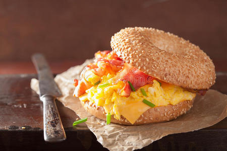 早餐三明治在百吉饼与鸡蛋培根奶酪