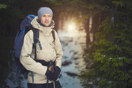 登山者 复制 极端 森林 男孩 练习 快乐 露营 背包 行动