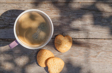 花园桌子上的咖啡杯和饼干