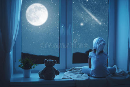小女孩在窗前做梦，欣赏星空