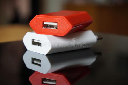 彩色电源充电器与USB连接器为一个电源点
