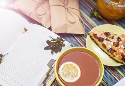 樱桃派茶玻璃罐蜂蜜等装饰在五颜六色的桌布上