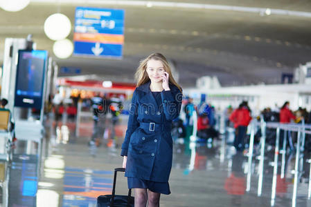 女孩 人类 乘客 检查 航空公司 白种人 机场 队列 通信