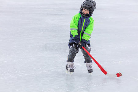 头盔 男孩 运动 活动 粘贴 闲暇 面对 白种人 冬天 溜冰场