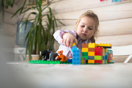 托儿所 幼儿园 可爱极了 童年 闲暇 构造器 小孩 女孩