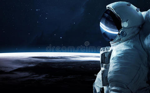 太空宇航员。 太空行走。 这幅图像的元素由美国宇航局提供