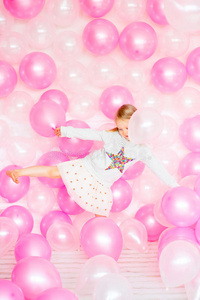 肖像 童年 粉红色 气球 头发 持有 微笑 聚会 漂亮的