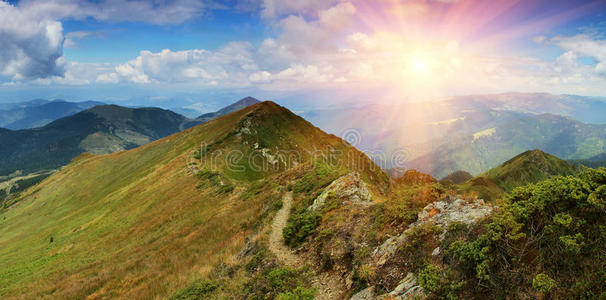 春天 高的 丘陵 全景图 小山 岩石 日落 旅行 风景 天空