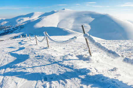 冬季高山村庄的雪篱笆