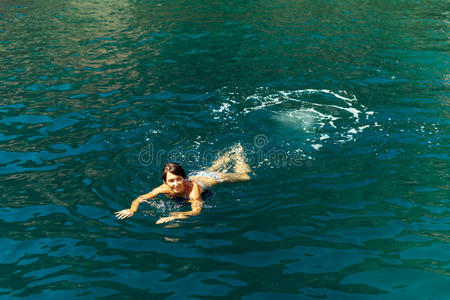 肖像 漂亮的 游泳 夏天 女孩 健康 浮动 深的 海洋 美丽的
