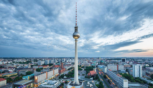 柏林天际线全景与电视塔在亚历山大普拉茨在黄昏，德国