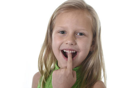可爱的小女孩在身体部位指着她的牙齿，学习学校图表