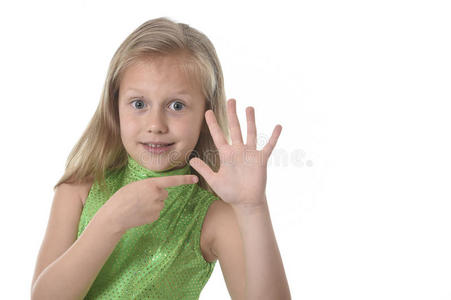 可爱的小女孩用手指着身体部位学习学校图表