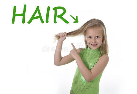 可爱的小女孩拉着金发在身体部位学习英语单词在学校