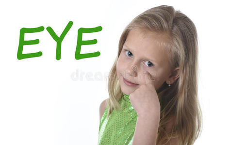 可爱的小女孩指着她的眼睛在身体部位学习英语单词在学校