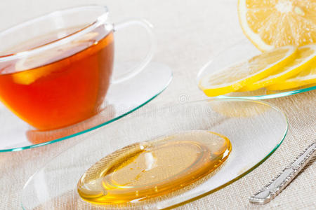 一杯茶，新鲜柠檬和蜂蜜