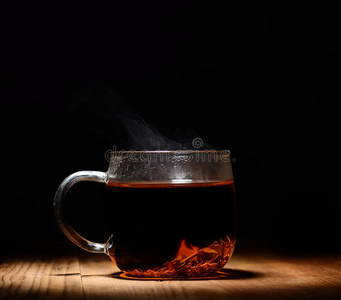 玻璃透明杯热茶在黑色背景