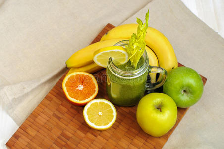 芹菜和绿苹果苹果香蕉绿冰沙和芹菜照片