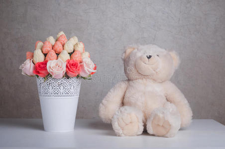 水果花束装饰与泰迪熊玩具在桌子上