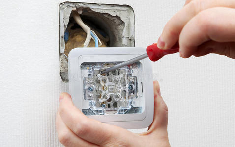 更衣室灯开关安装用螺丝刀,特写.照片