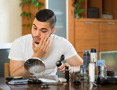 房子 化妆品 活的 男人 身体 面部 镜子 在室内 润肤霜