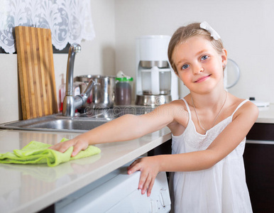 可爱的小女孩在厨房打扫卫生