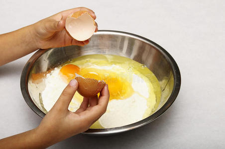 打碎鸡蛋孩子的手打碎鸡蛋照片