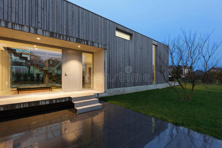 雨房现代房子的入口照片