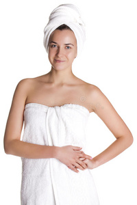 美丽的年轻女人穿着白色毛巾摆姿势