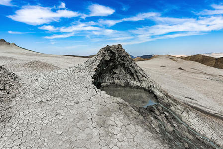 泥火山非洲火山湖高山草甸和石质冰川领域沿着天际线的小道阿雷纳尔
