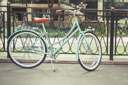 蓝色老式城市自行车，活动概念和健康的生活方式