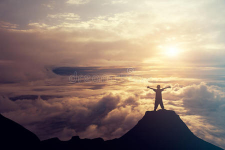 商人在山顶上矗立着旗帜, 庆祝他们的成功.