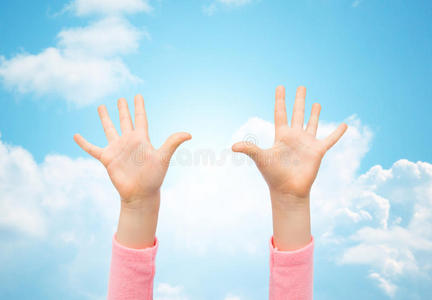 小孩子举起黑板把小孩子的手举起来照片