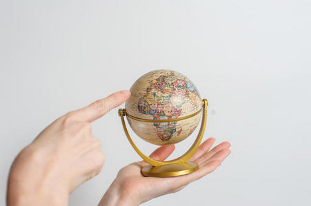 地球仪在女性手中照片
