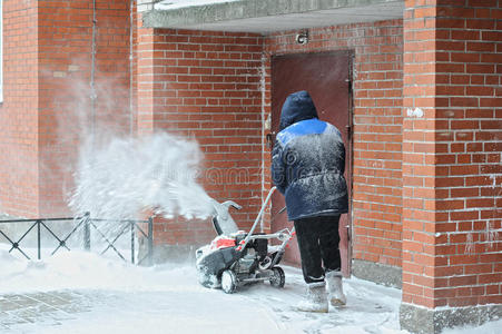 去除 投掷者 降雪 打扫 寒冷的 人行道 车道 铲子 男人