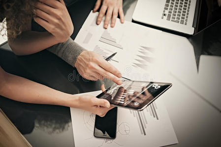 财务部门的业务会议工作流程。 照片女人展示营销报告平板电脑。现代笔记本电脑