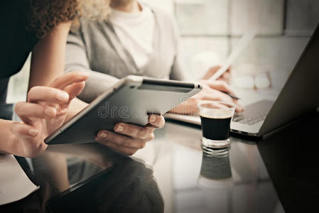 财务部工作流程。图片妇女显示业务报告现代平板电脑，图表屏幕。 银行家