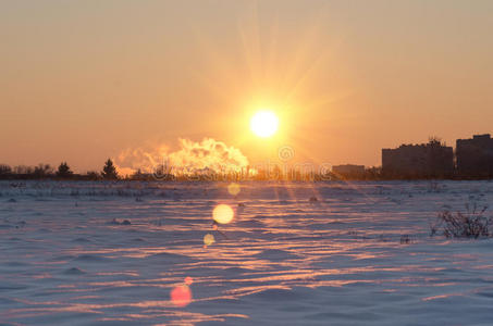冬天美丽的日出冬天风车后面美丽的日出美丽的冬季景观与森林, 树木和