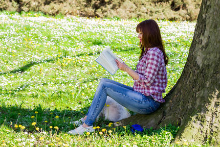 美丽的女人放松户外读物