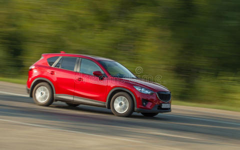 汽车高速行驶在路上. 运动模糊照片