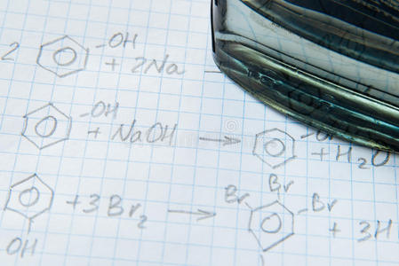 白色薄片上的化学科学公式