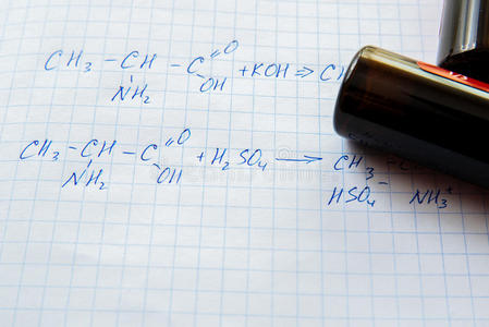 白色薄片上的化学科学公式
