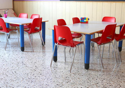 有红色椅子和小学校标签的幼儿园教室