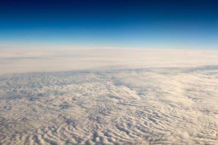 透过飞机飞机的窗户看到的云和天空