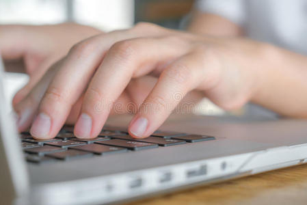关闭商务女性在笔记本电脑键盘上的手打字